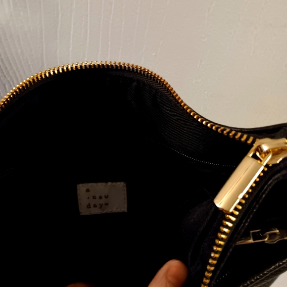 Black adjustable over the shoulder bag - Picture 5 of 6